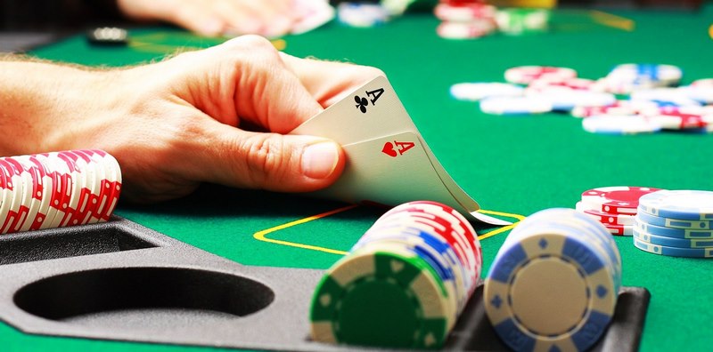 Chắc hẳn bạn đã từng nghe qua thuật ngữ Triple Barrel Poker