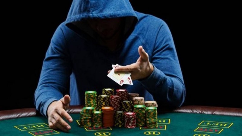 Khi nắm hand bài mạnh bạn nên áp dụng chiến lược Rejam Poker là gì