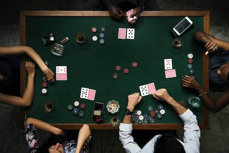 Các vị trí ngồi trên bàn chơi Mini Poker là gì