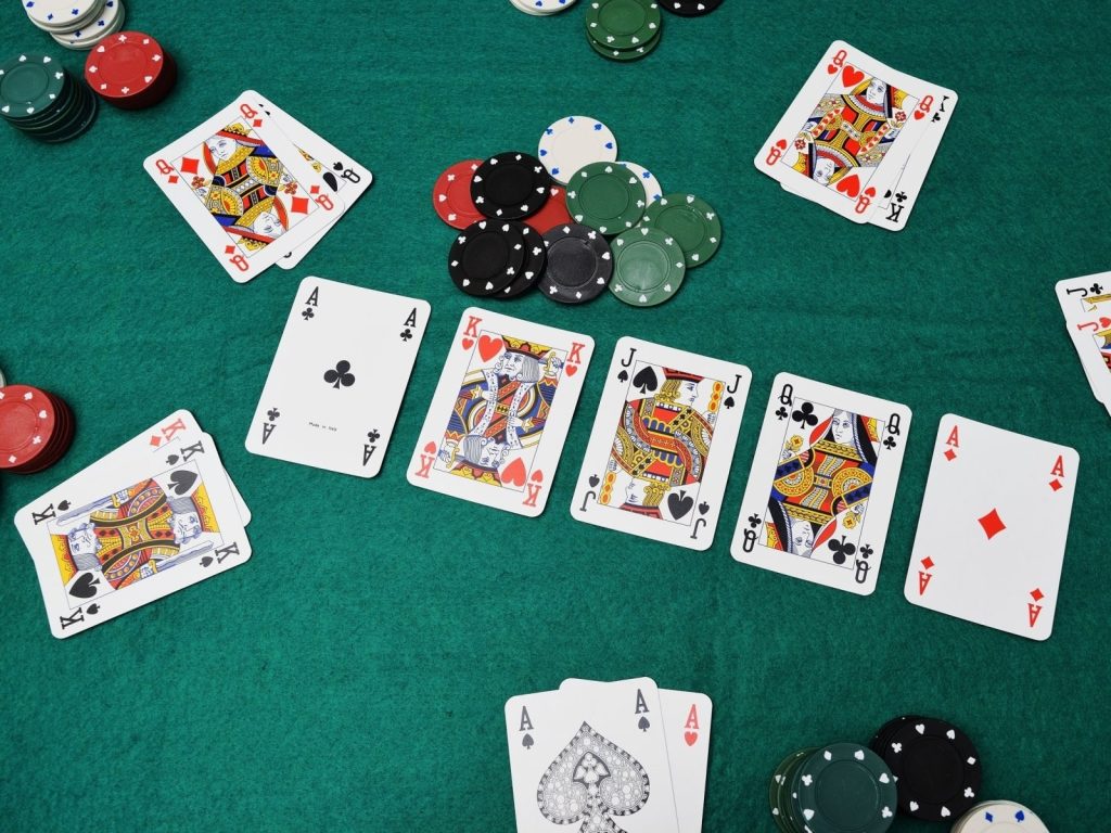 Hai đôi là một cấp bài khá mạnh trong trò chơi Poker